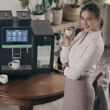 Coffee Format DEMY w strefie kawowej z osobą pijącą kawę