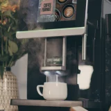 Coffee Format DEMY — filiżanka pod wylewką ekspresu