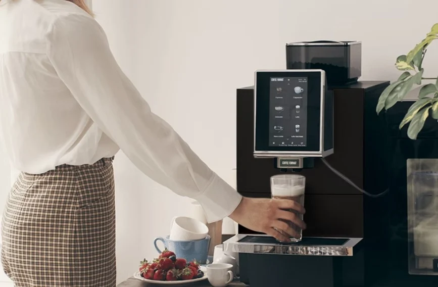 Coffee Format ATLAS podczas przygotowania kawy mlecznej