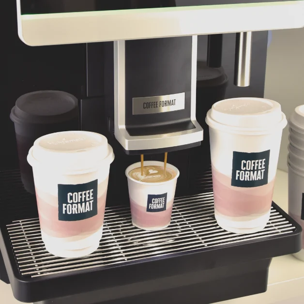 Coffee Format DEMY — espresso i kawy mleczne w różnych kubkach pod wylewką