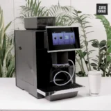 Czarny ekspres Coffee Format FIT widziany z przodu i z lewego boku
