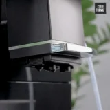 Zbliżenie wylewki kawy i przyłącza przewodu mlecznego w Coffee Format FIT