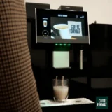 Coffee Format ZONE — kawa mleczna pod wylewką i grafika na ekranie