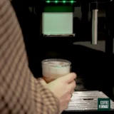 Coffee Format ZONE — odbieranie szklanki kawy mlecznej
