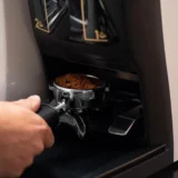 Gaggia G10EVO — dozowanie kawy do kolby