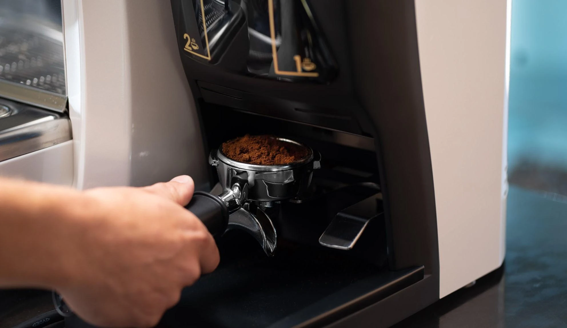 Gaggia G10EVO — dozowanie kawy do kolby